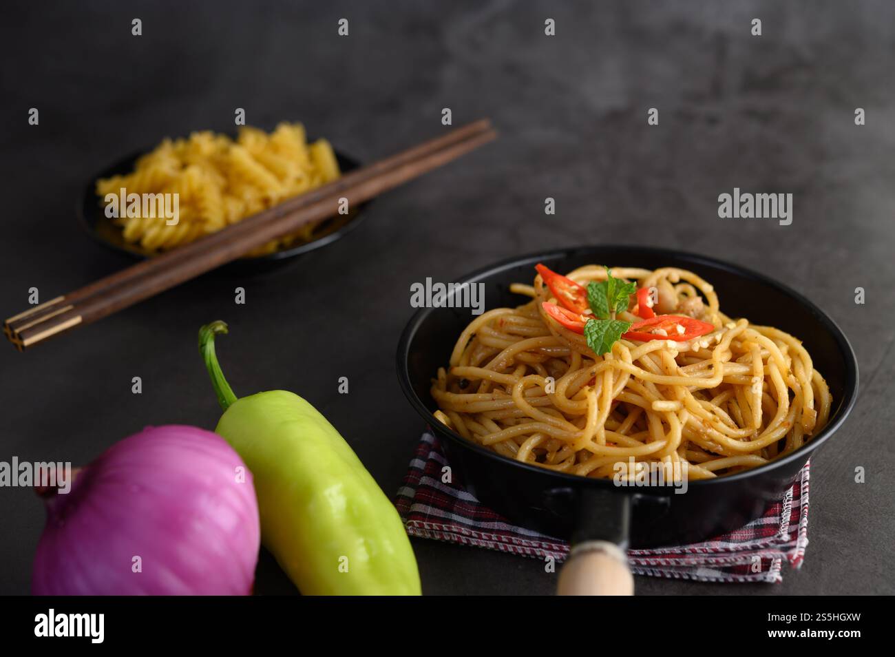 spaghetti italiani con salsa di pomodoro Foto Stock