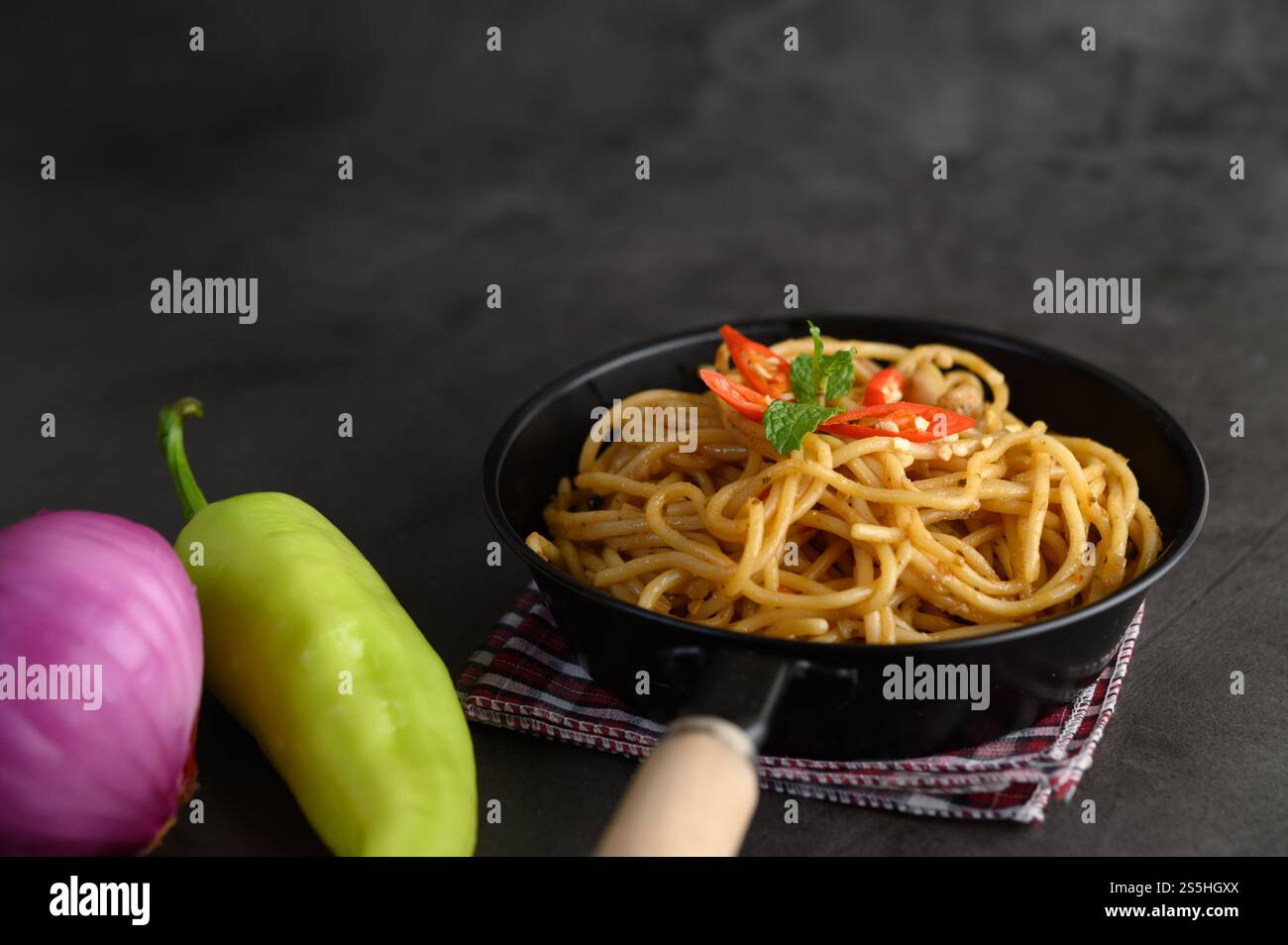 spaghetti italiani con salsa di pomodoro Foto Stock