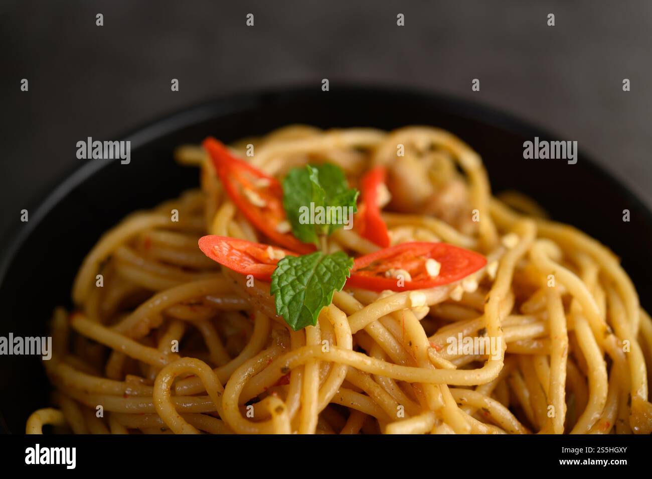 spaghetti italiani con salsa di pomodoro Foto Stock