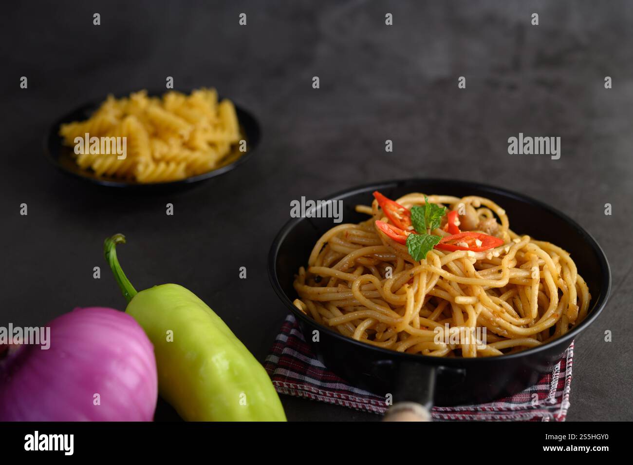 spaghetti italiani con salsa di pomodoro Foto Stock