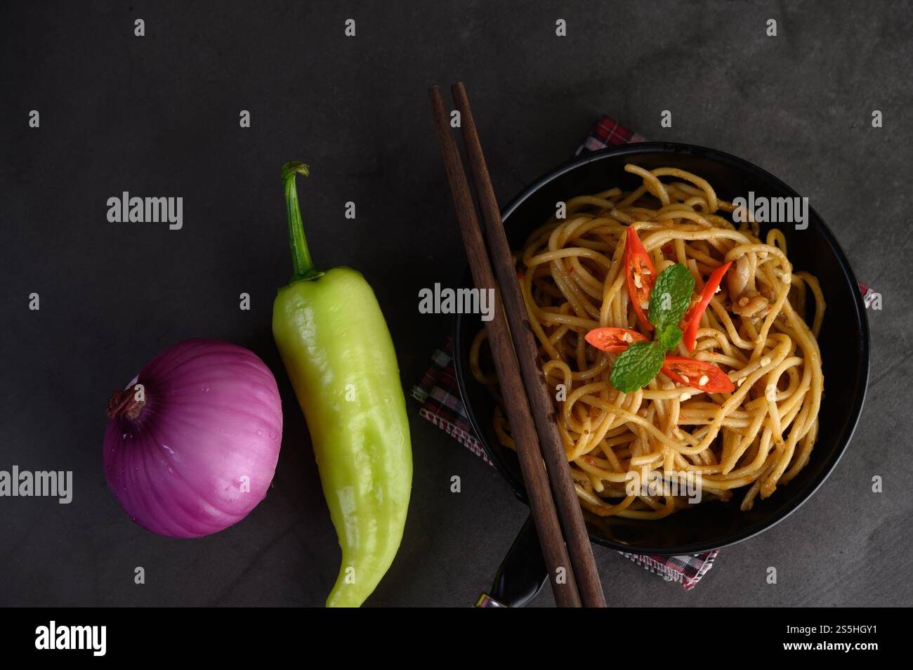 spaghetti italiani con salsa di pomodoro Foto Stock