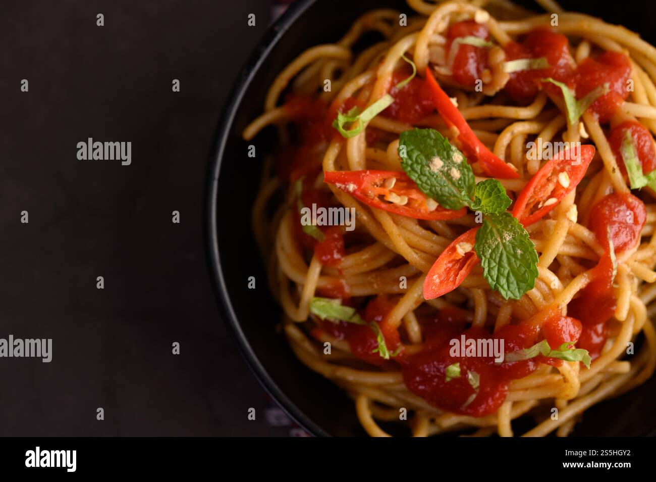 spaghetti italiani con salsa di pomodoro Foto Stock