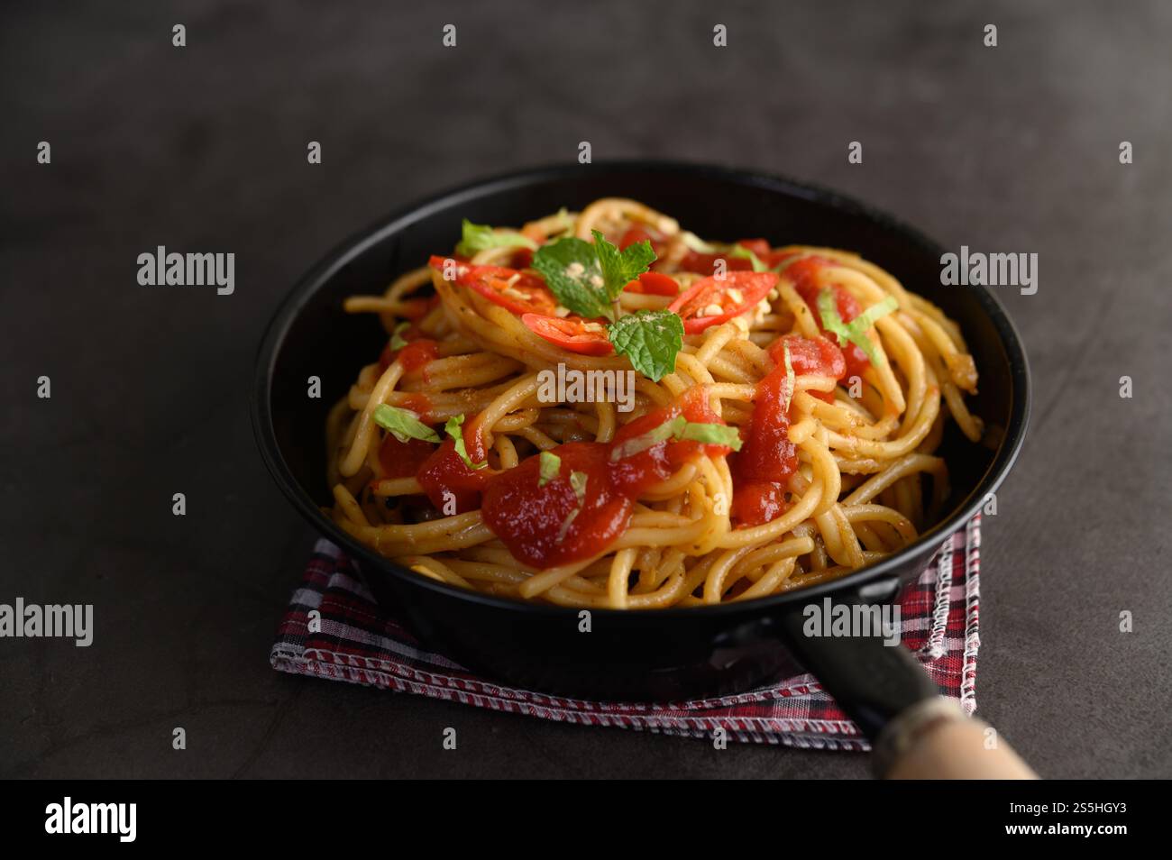 spaghetti italiani con salsa di pomodoro Foto Stock