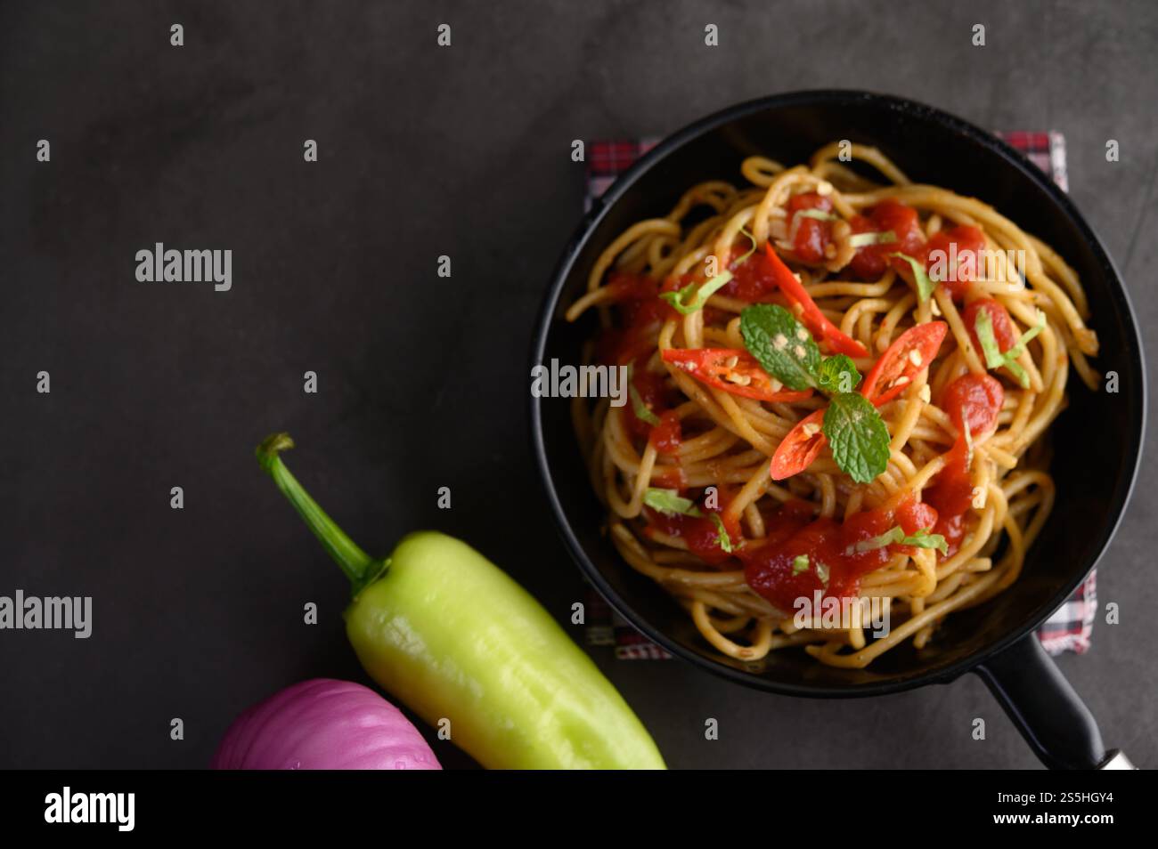spaghetti italiani con salsa di pomodoro Foto Stock