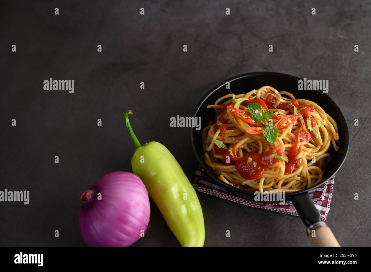 spaghetti italiani con salsa di pomodoro Foto Stock