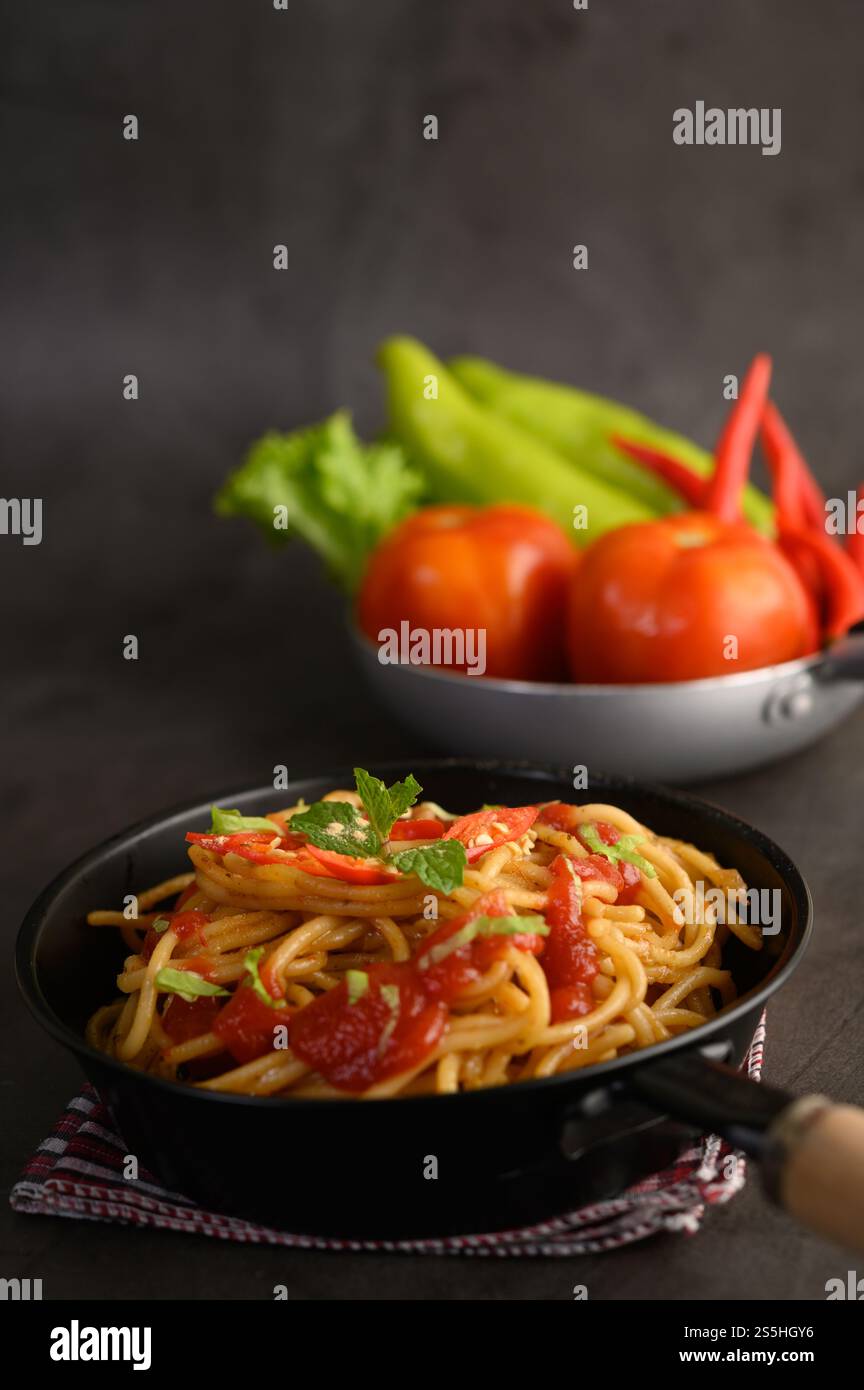 spaghetti italiani con salsa di pomodoro Foto Stock