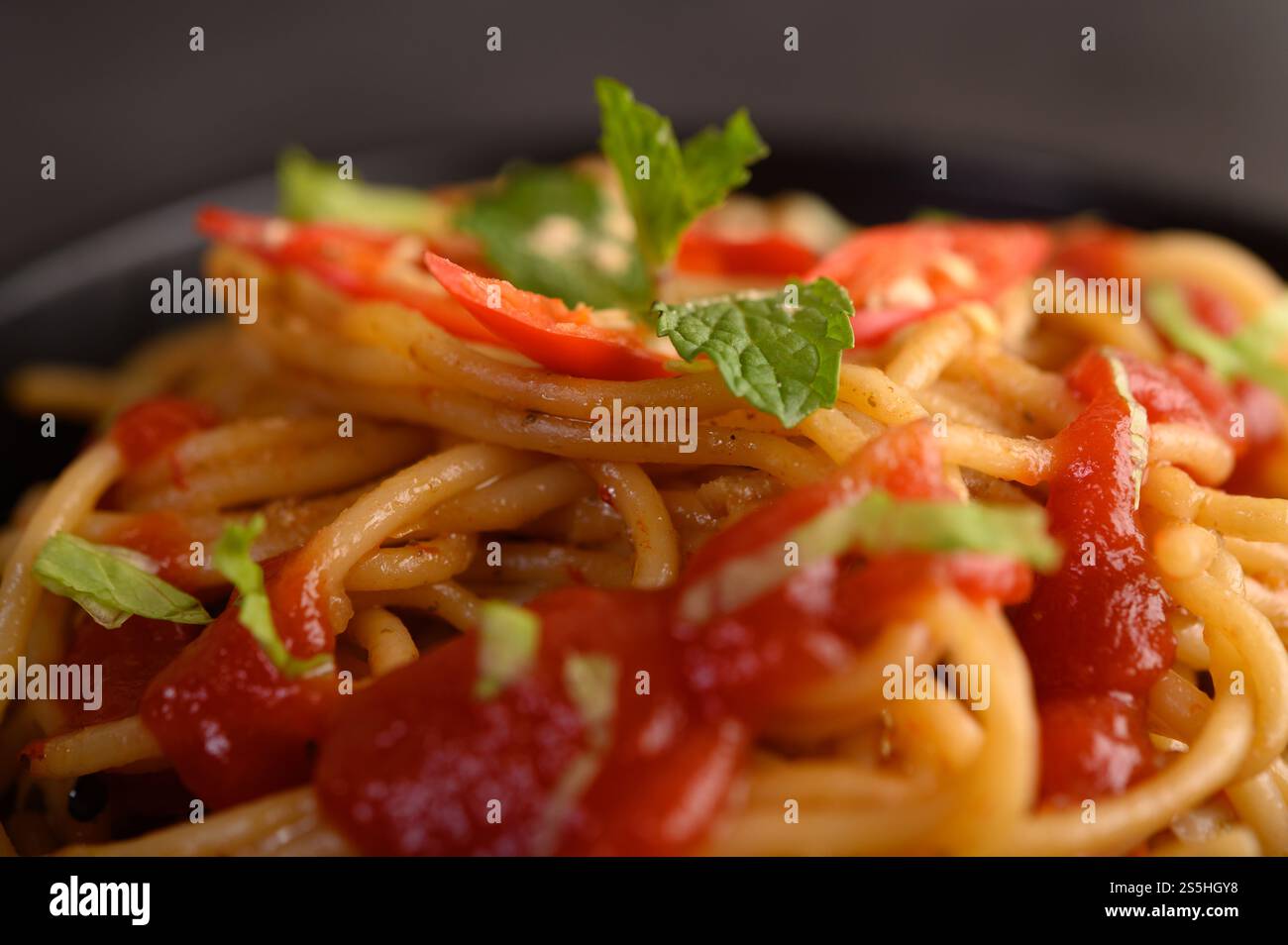 spaghetti italiani con salsa di pomodoro Foto Stock