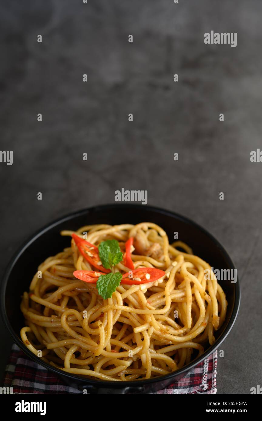 spaghetti italiani con salsa di pomodoro Foto Stock