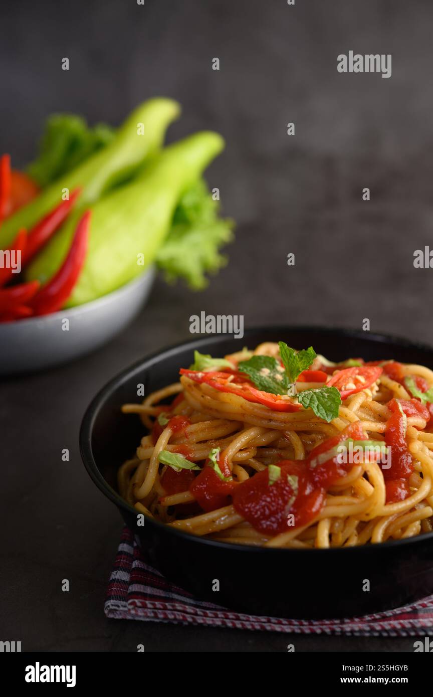 spaghetti italiani con salsa di pomodoro Foto Stock
