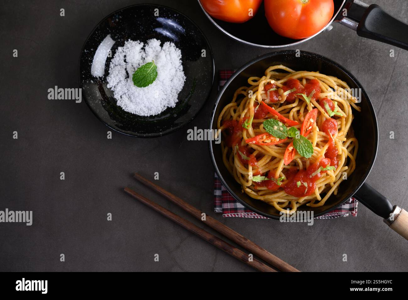 spaghetti italiani con salsa di pomodoro Foto Stock