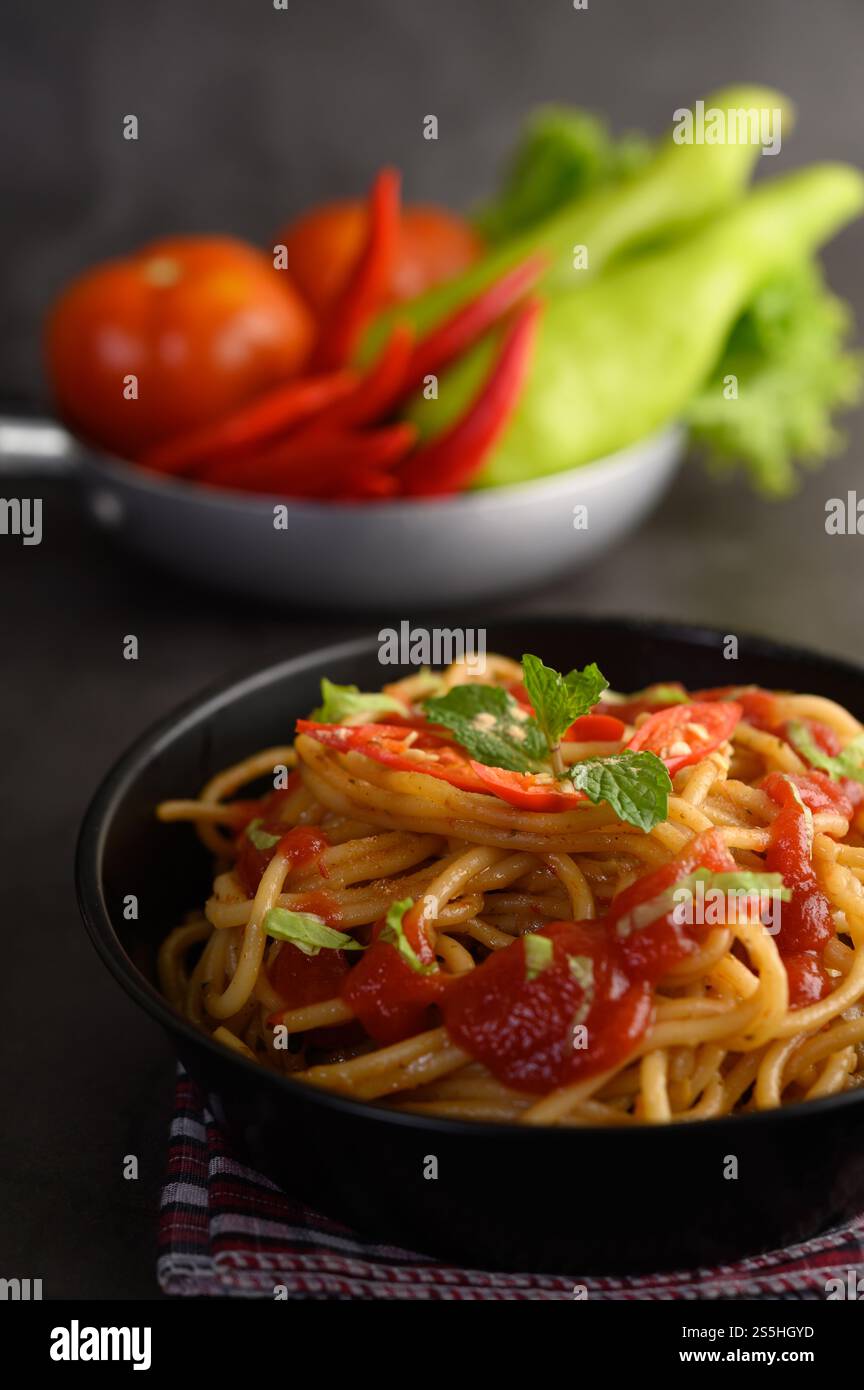spaghetti italiani con salsa di pomodoro Foto Stock
