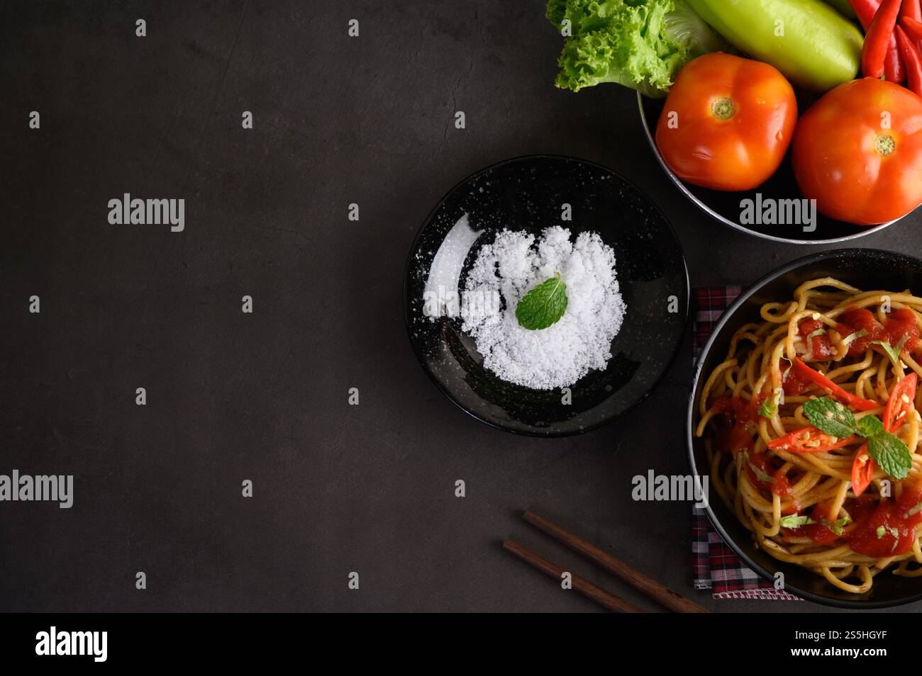 spaghetti italiani con salsa di pomodoro Foto Stock