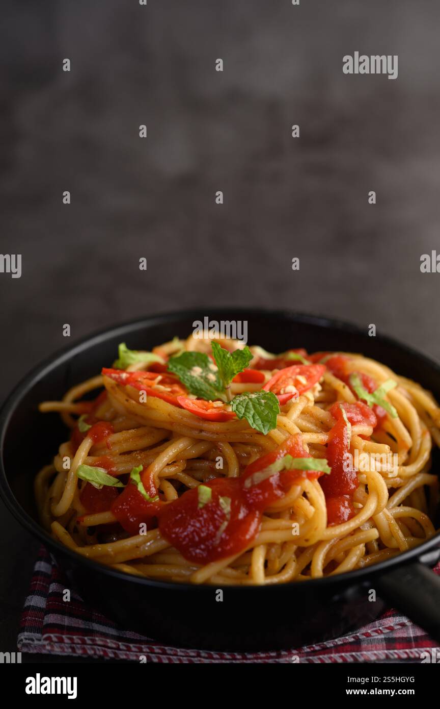 spaghetti italiani con salsa di pomodoro Foto Stock