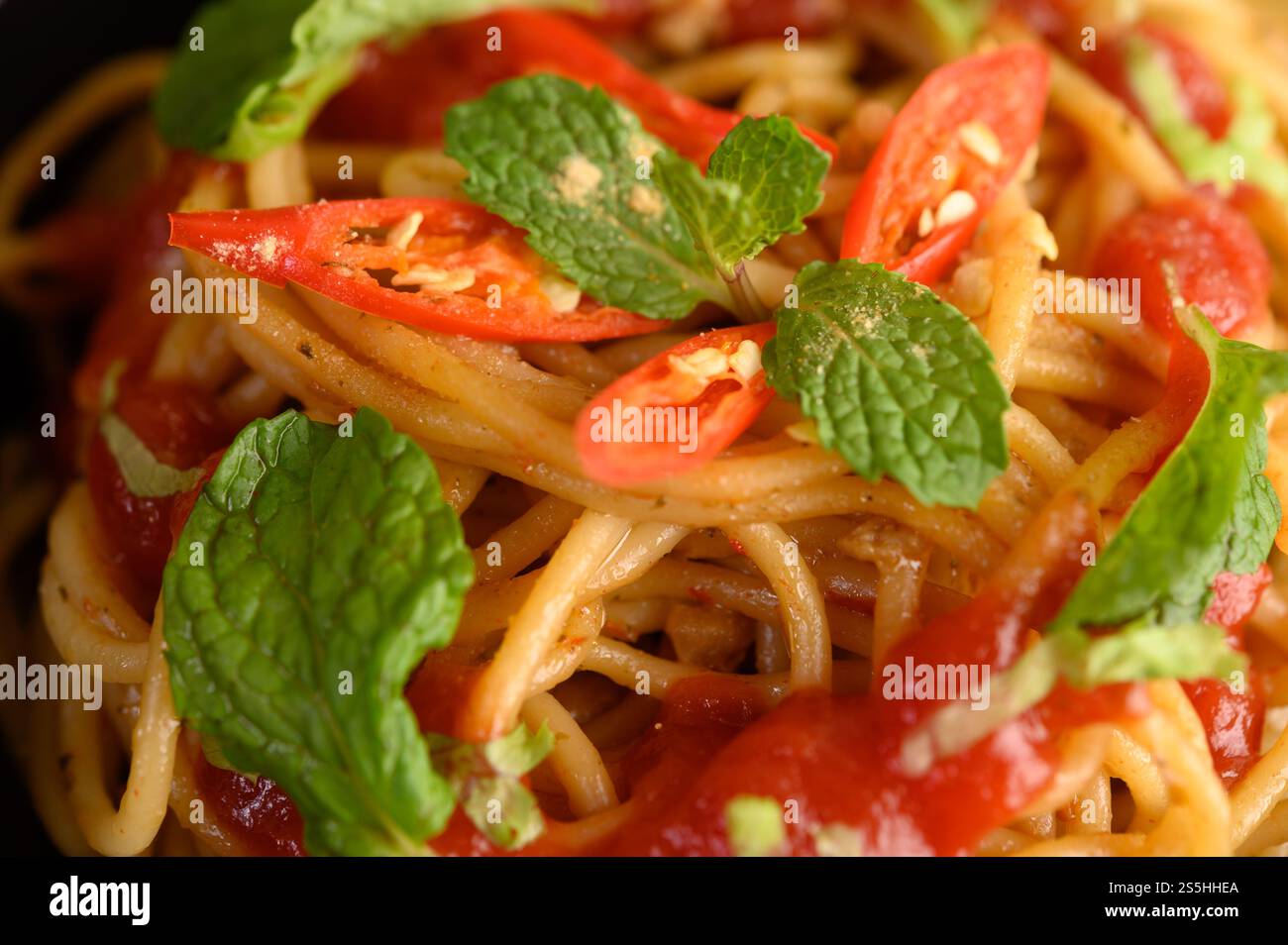 spaghetti italiani con salsa di pomodoro Foto Stock
