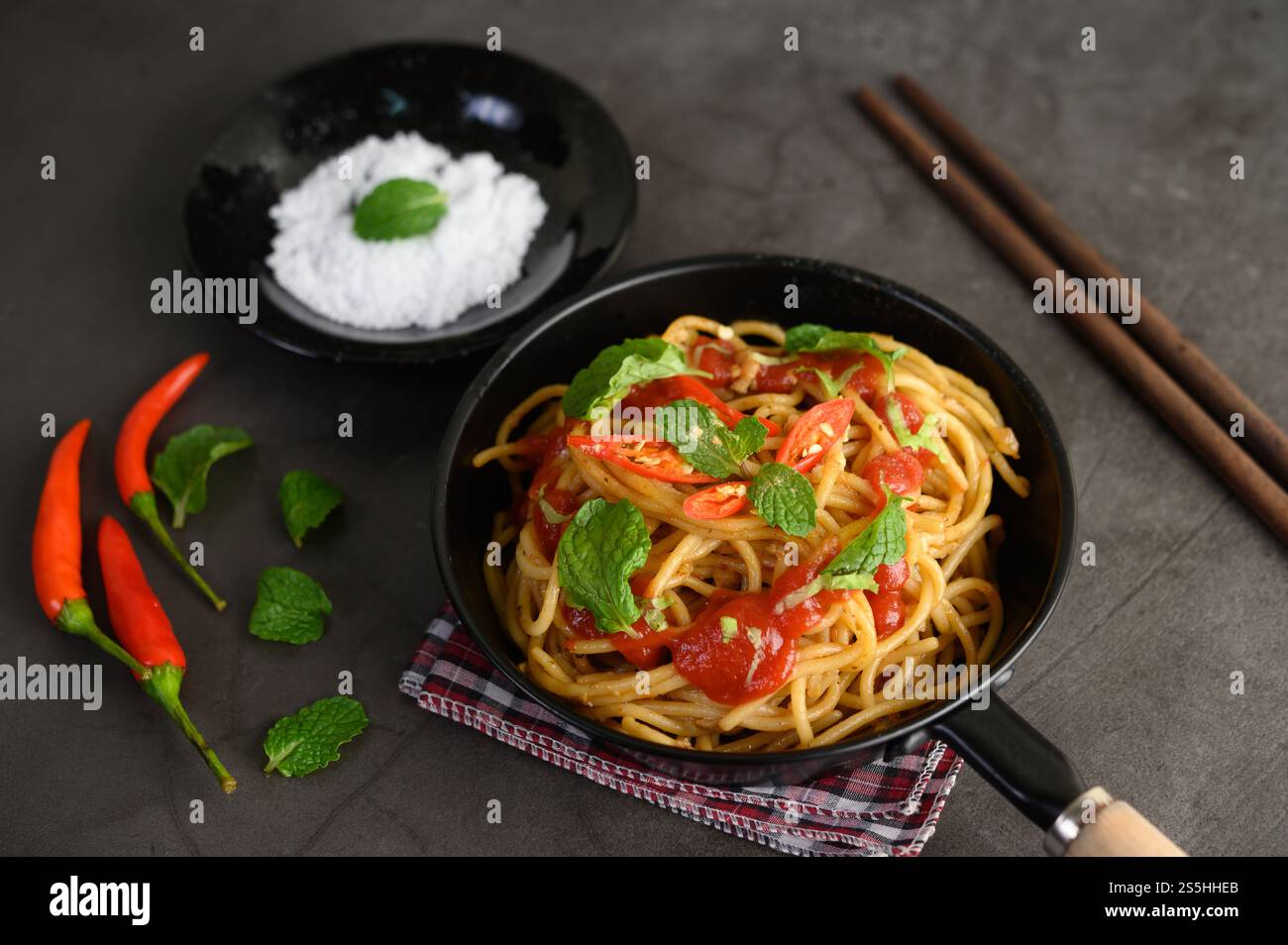 spaghetti italiani con salsa di pomodoro Foto Stock