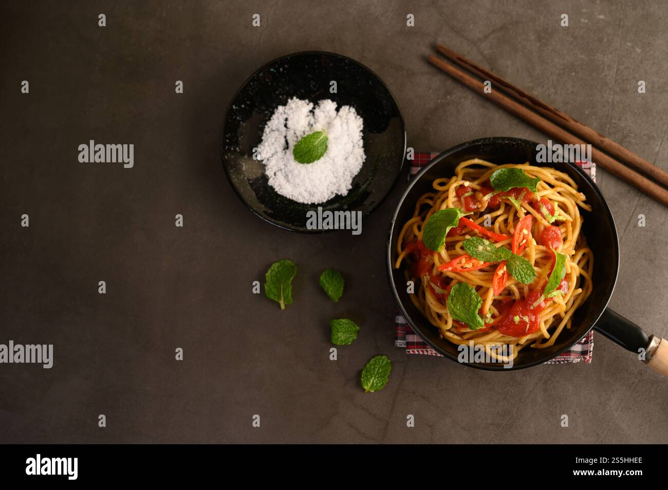 spaghetti italiani con salsa di pomodoro Foto Stock