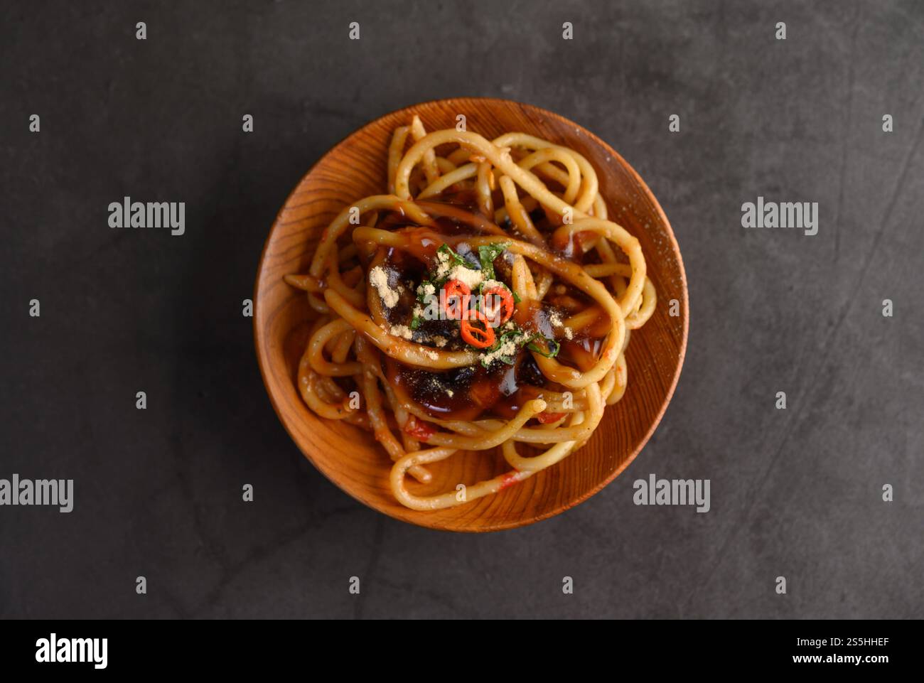 spaghetti italiani con salsa di pomodoro Foto Stock