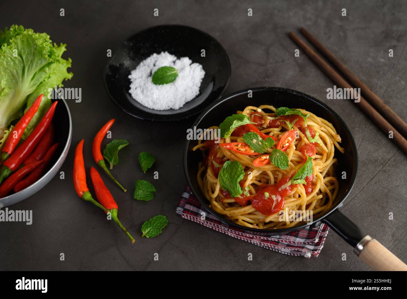 spaghetti italiani con salsa di pomodoro Foto Stock