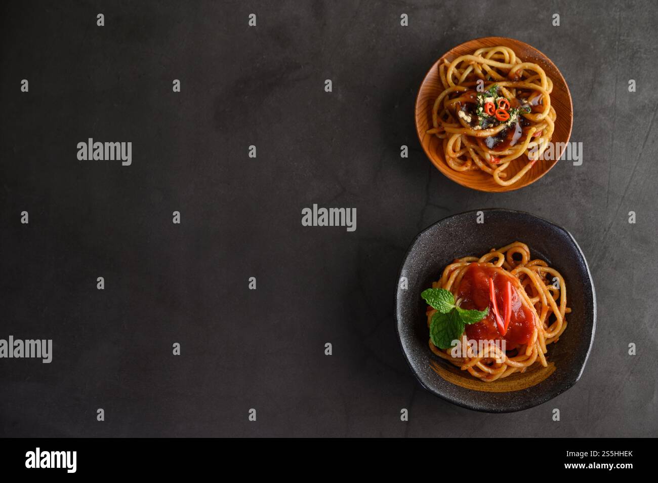spaghetti italiani con salsa di pomodoro Foto Stock