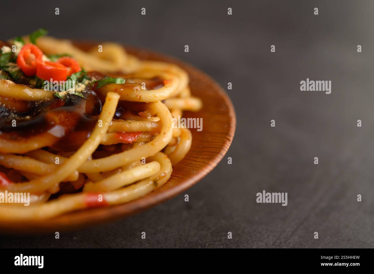 spaghetti italiani con salsa di pomodoro Foto Stock