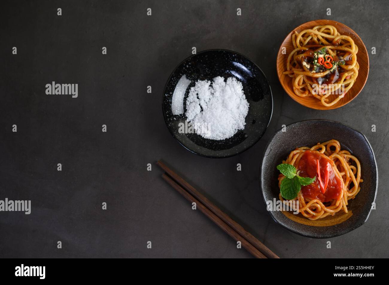 spaghetti italiani con salsa di pomodoro Foto Stock