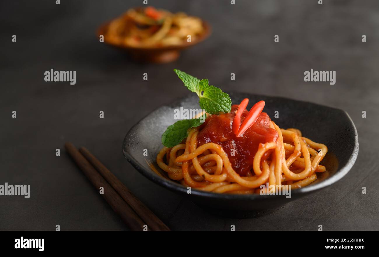 spaghetti italiani con salsa di pomodoro Foto Stock