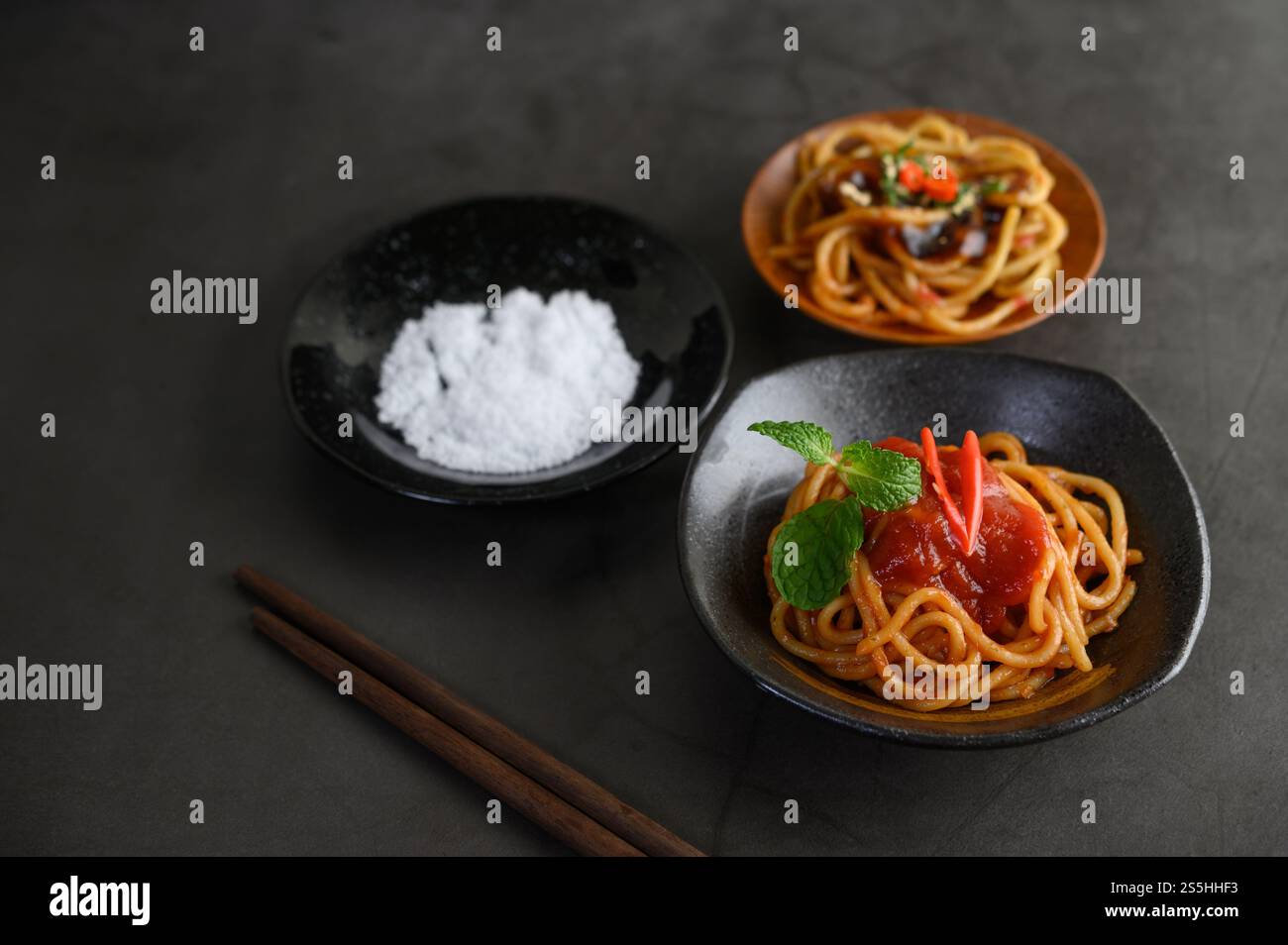 spaghetti italiani con salsa di pomodoro Foto Stock