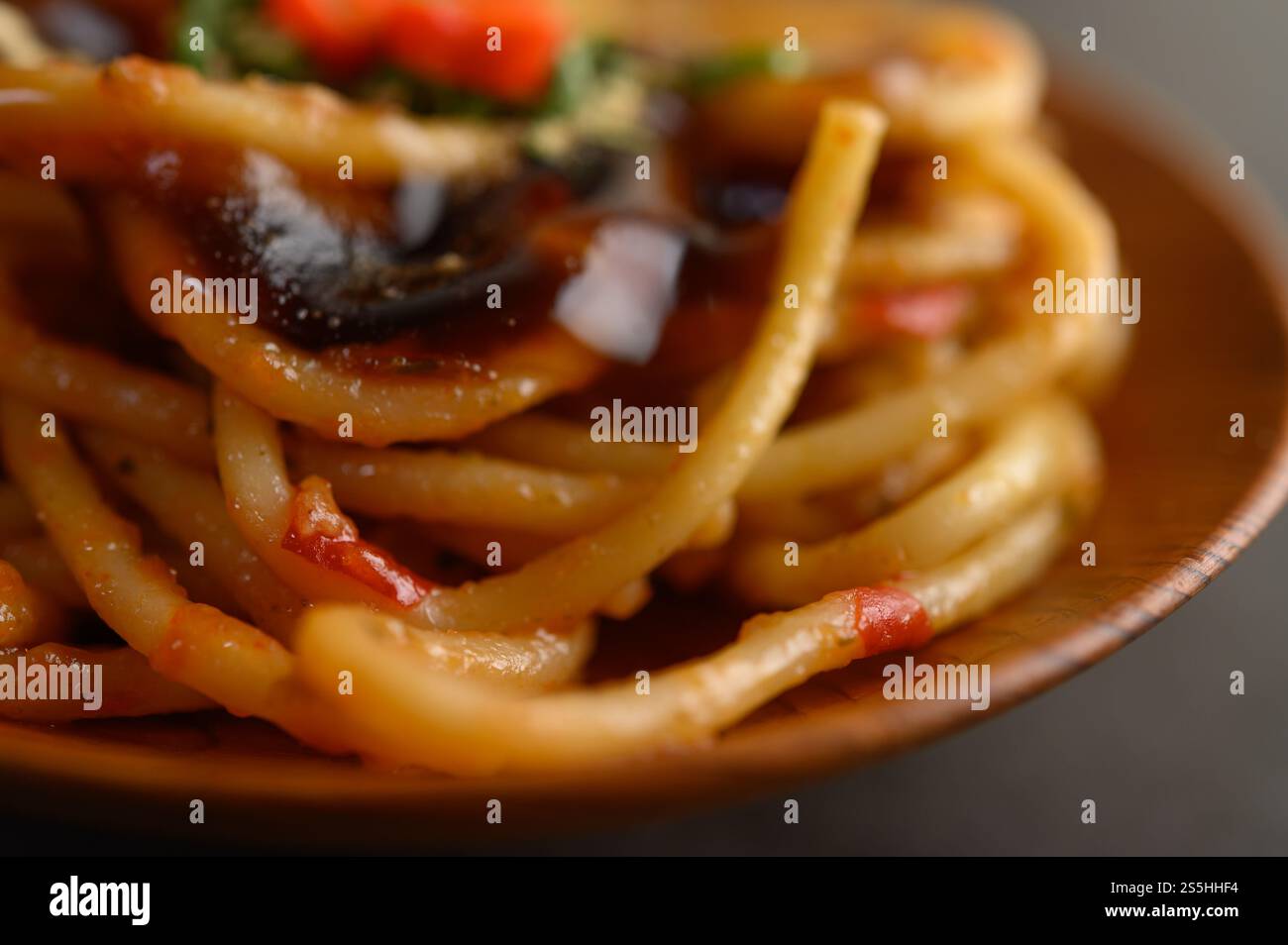 spaghetti italiani con salsa di pomodoro Foto Stock