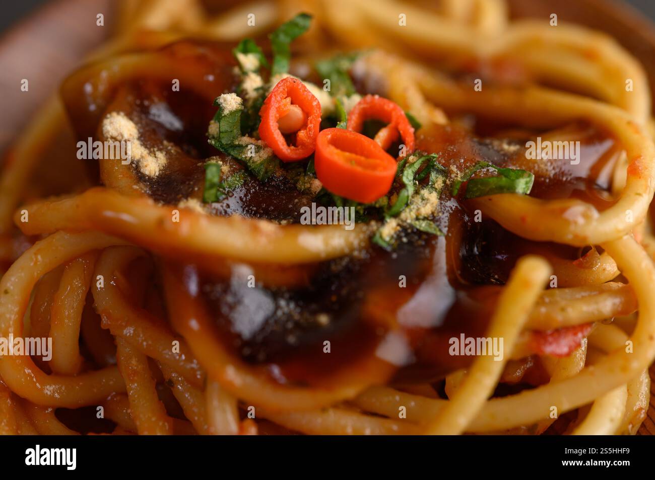 spaghetti italiani con salsa di pomodoro Foto Stock