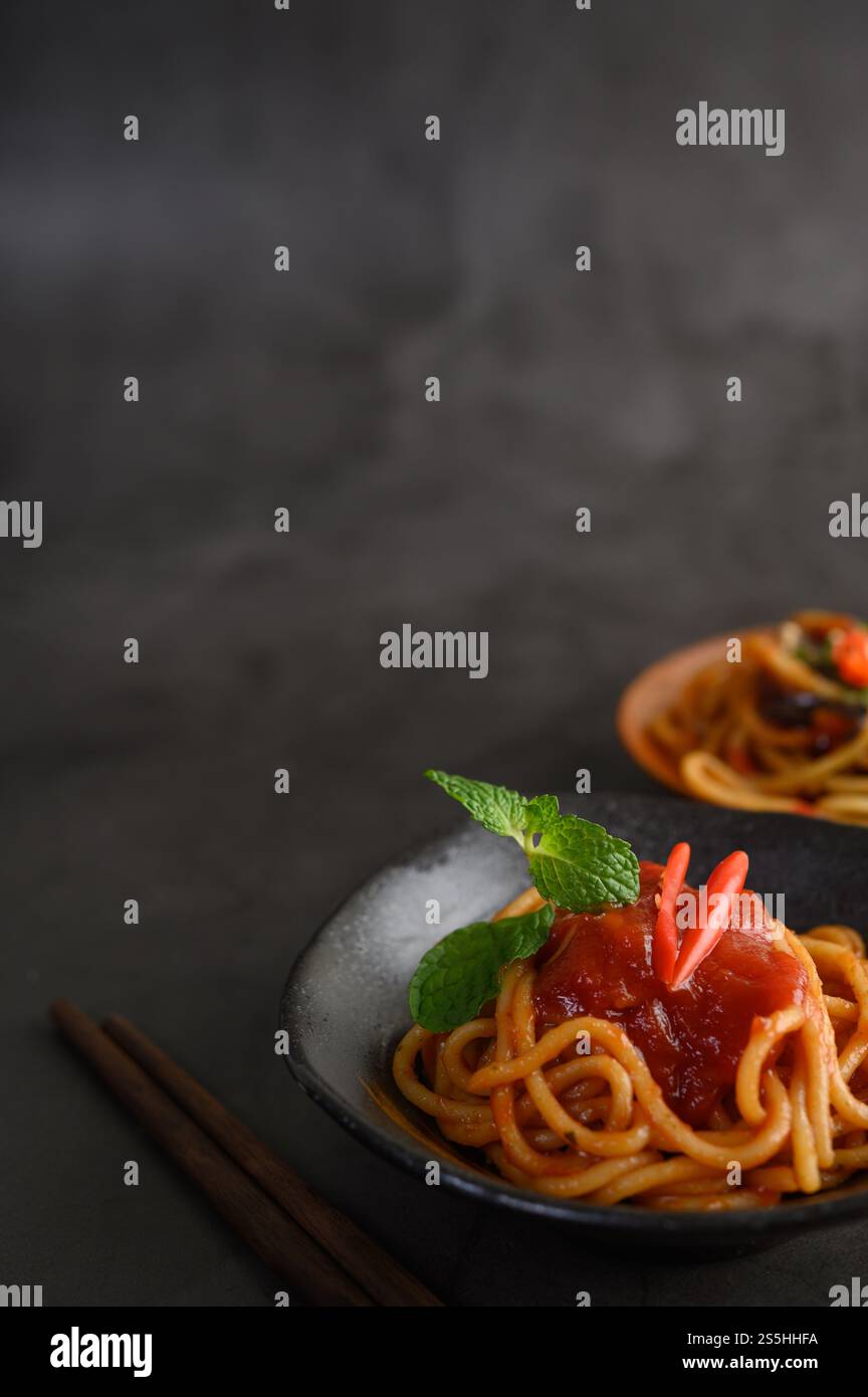 spaghetti italiani con salsa di pomodoro Foto Stock