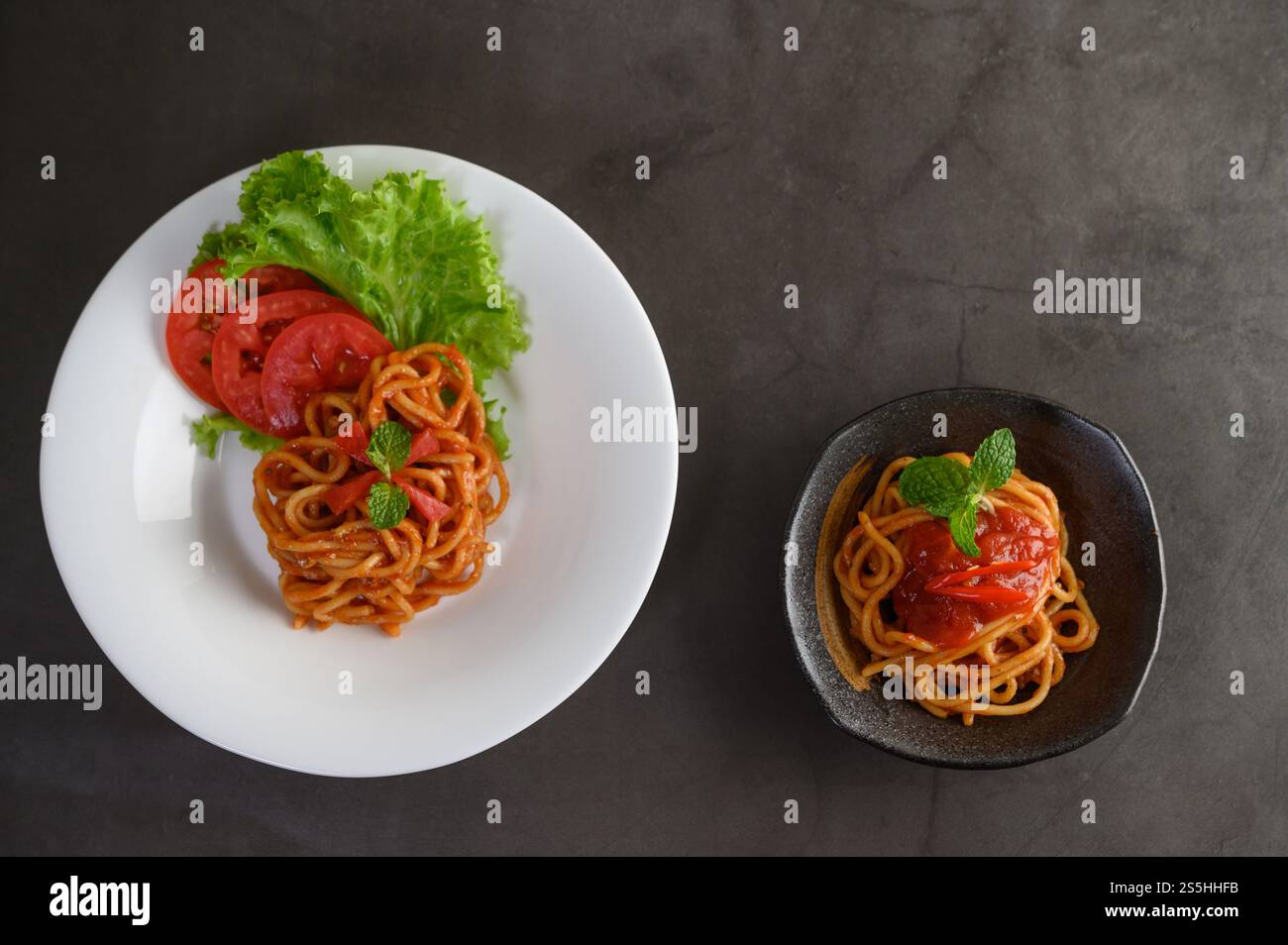 spaghetti italiani con salsa di pomodoro Foto Stock