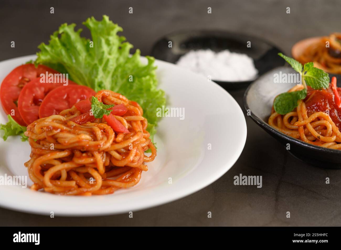 spaghetti italiani con salsa di pomodoro Foto Stock