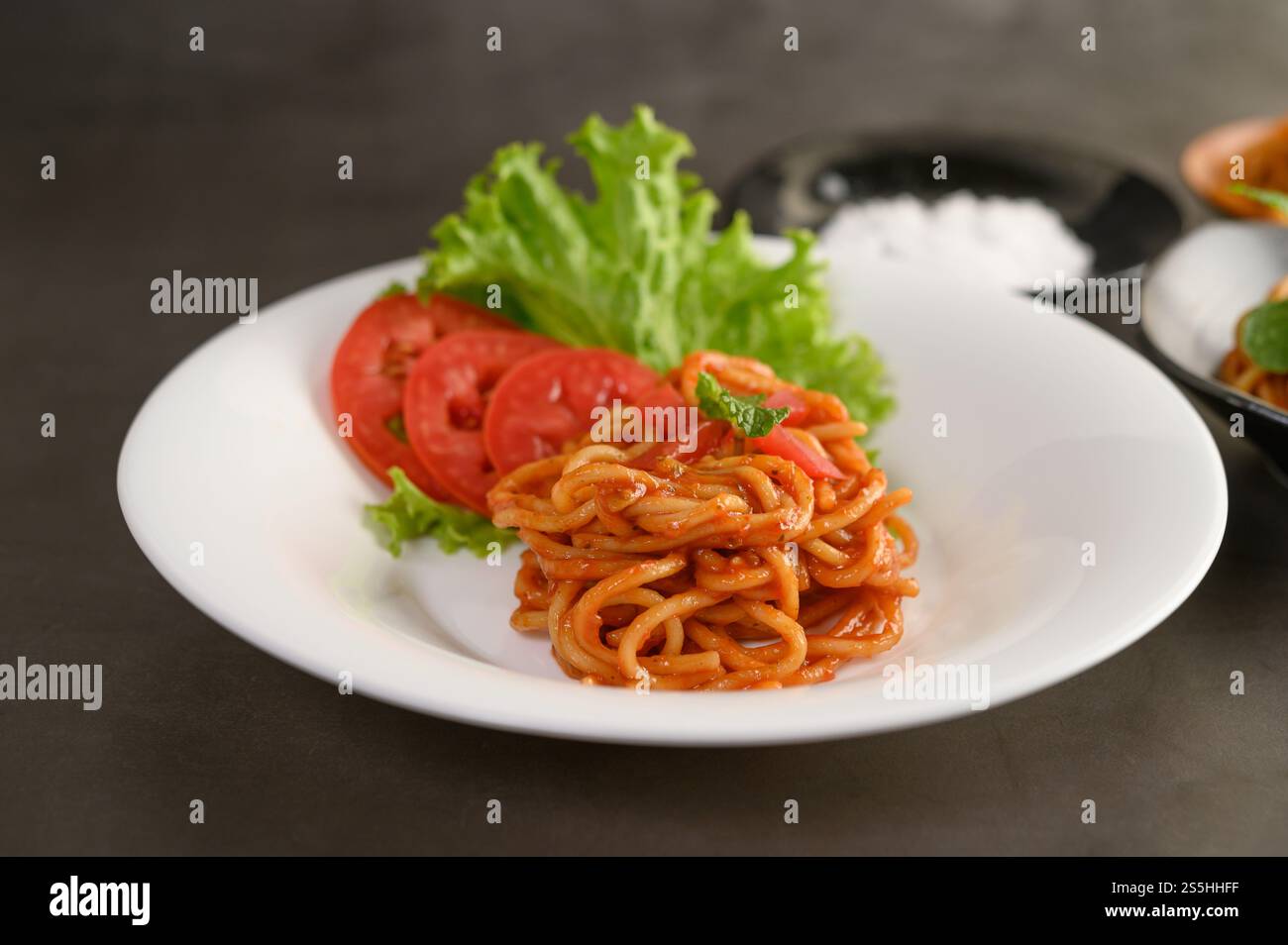 spaghetti italiani con salsa di pomodoro Foto Stock