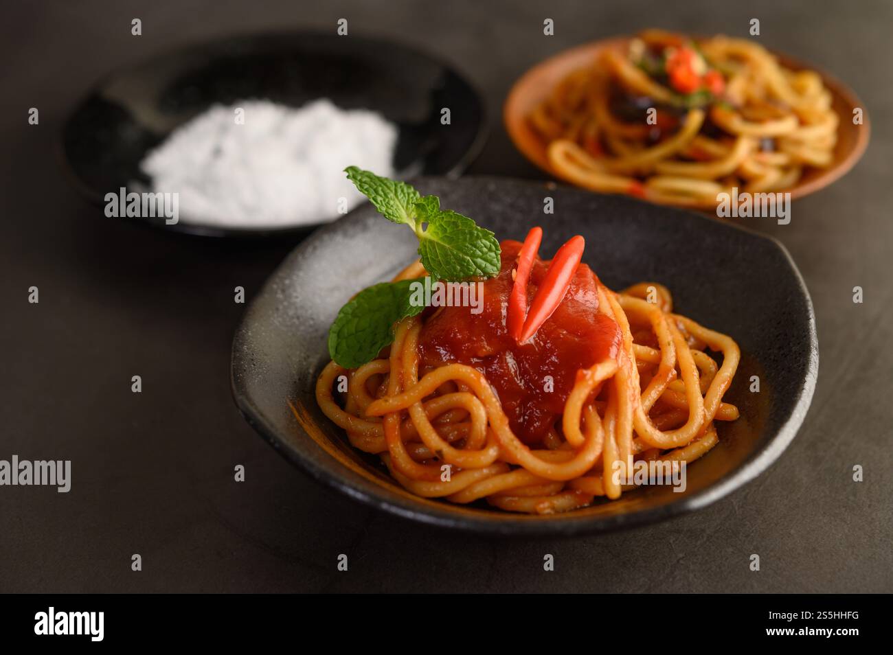 spaghetti italiani con salsa di pomodoro Foto Stock