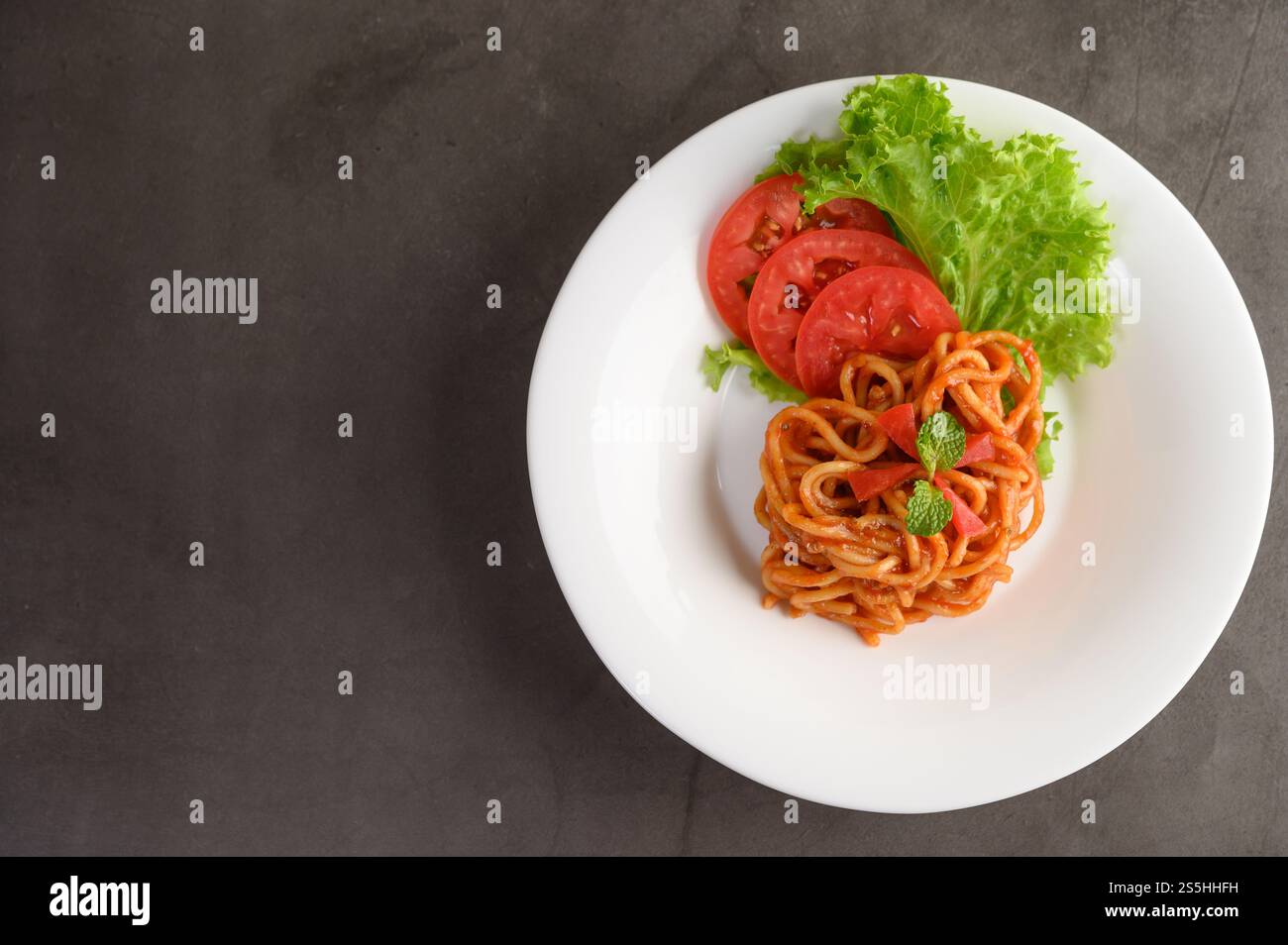 spaghetti italiani con salsa di pomodoro Foto Stock