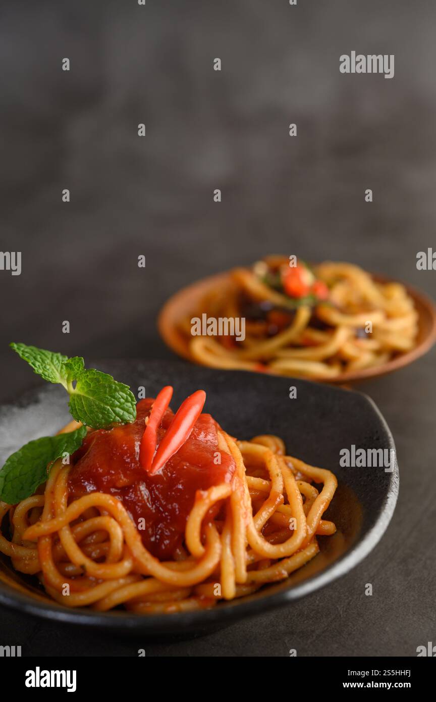 spaghetti italiani con salsa di pomodoro Foto Stock