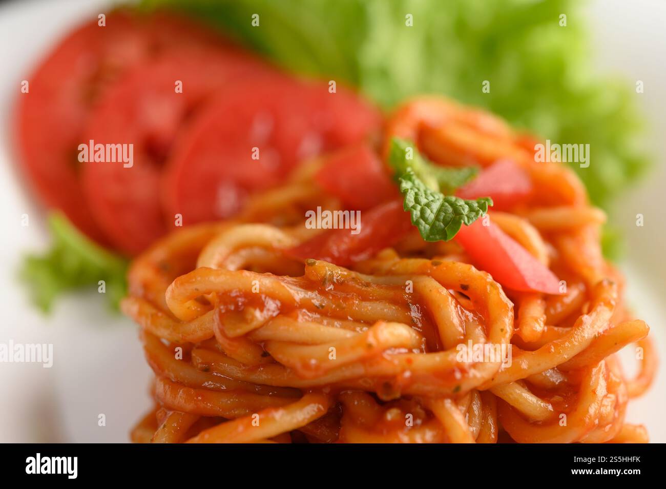 spaghetti italiani con salsa di pomodoro Foto Stock