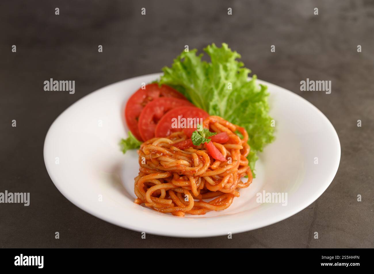 spaghetti italiani con salsa di pomodoro Foto Stock