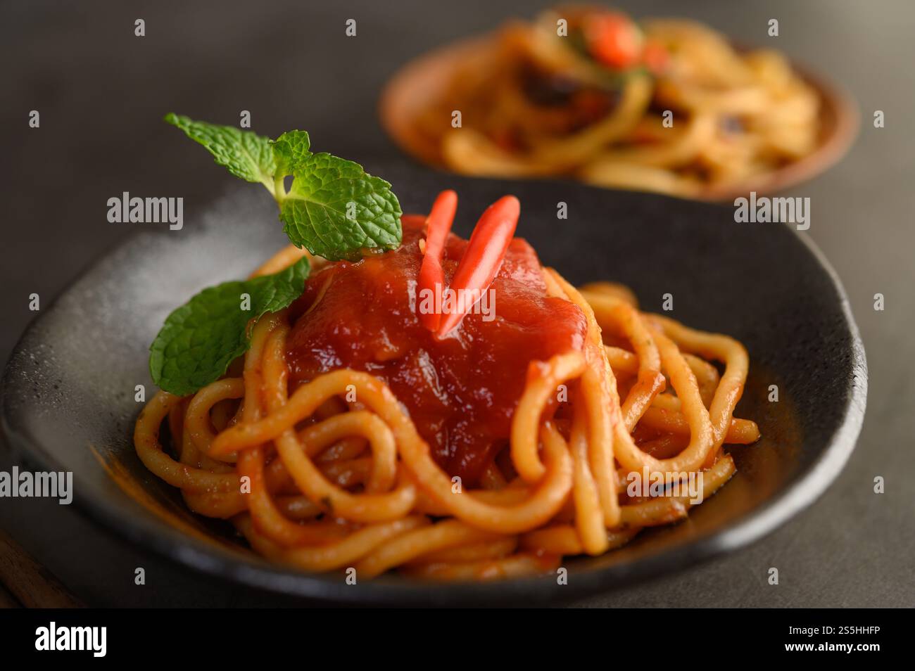 spaghetti italiani con salsa di pomodoro Foto Stock