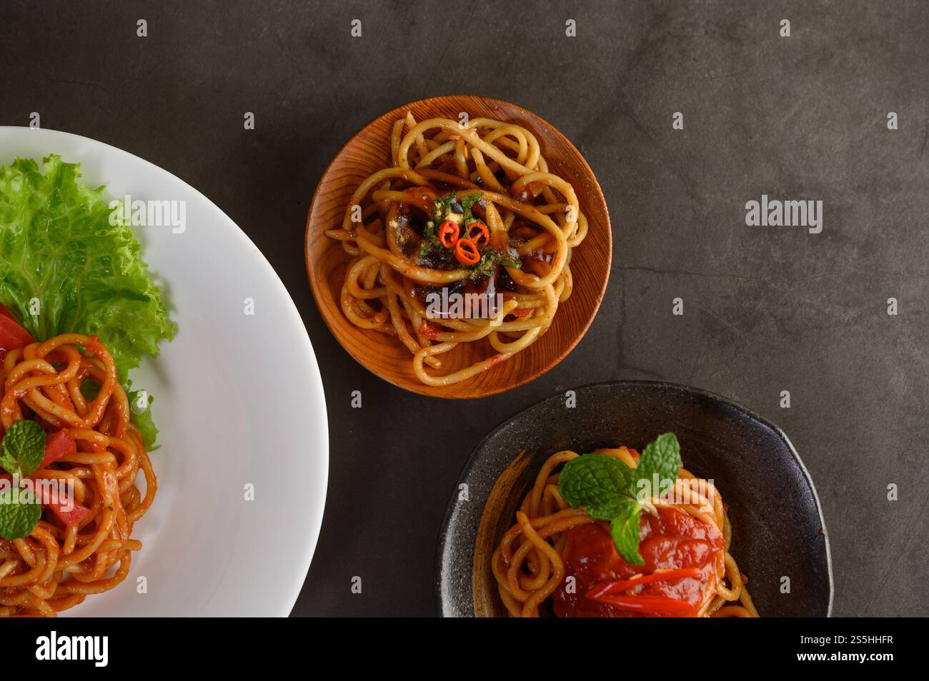 spaghetti italiani con salsa di pomodoro Foto Stock