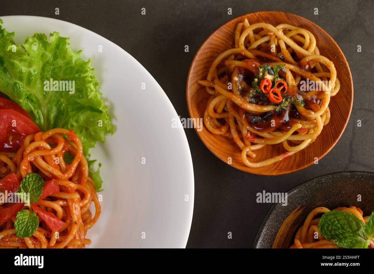 spaghetti italiani con salsa di pomodoro Foto Stock