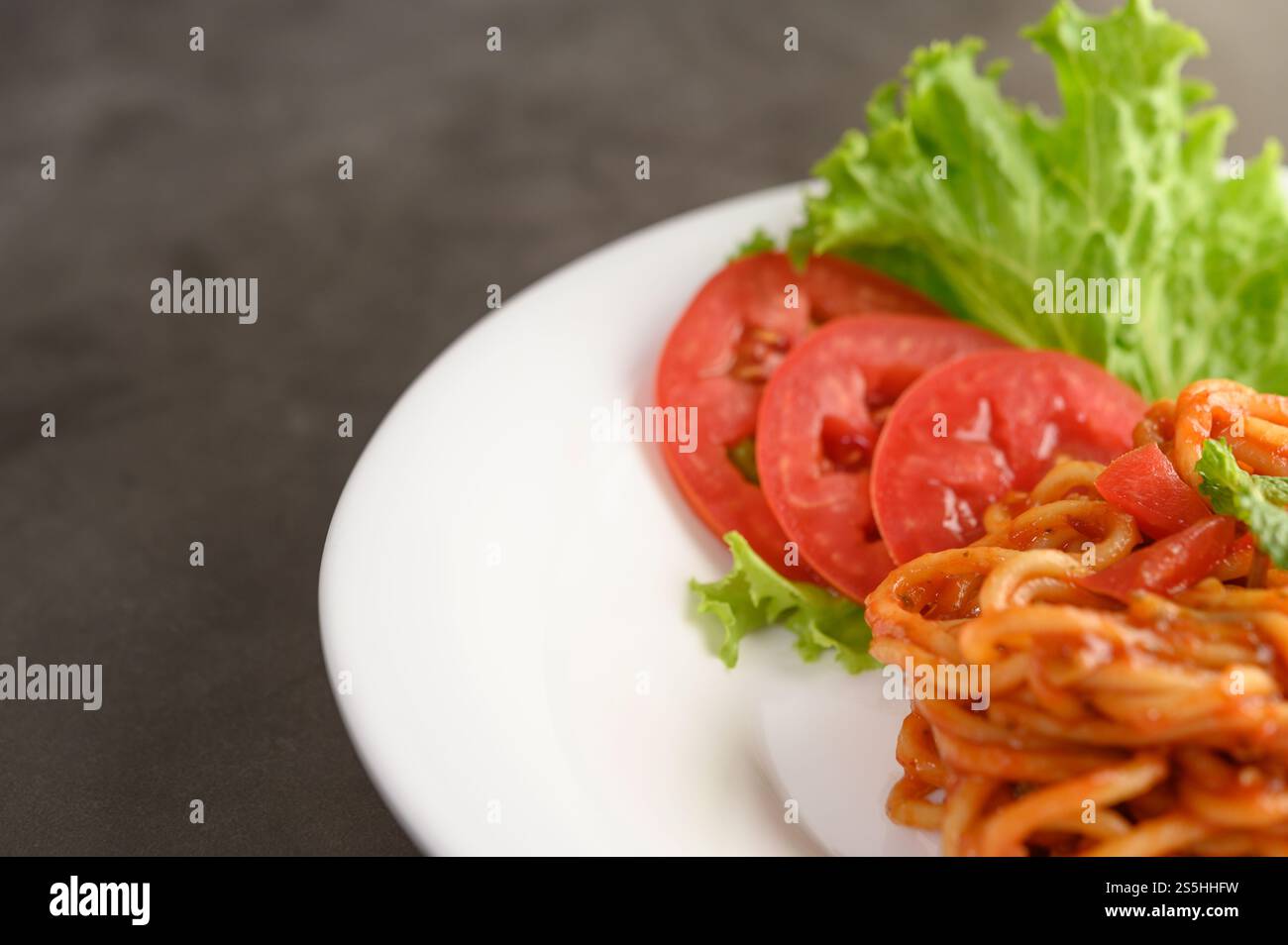 spaghetti italiani con salsa di pomodoro Foto Stock