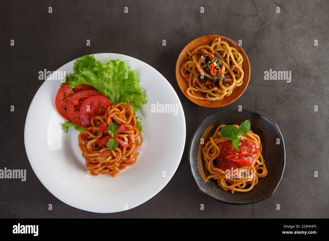 spaghetti italiani con salsa di pomodoro Foto Stock