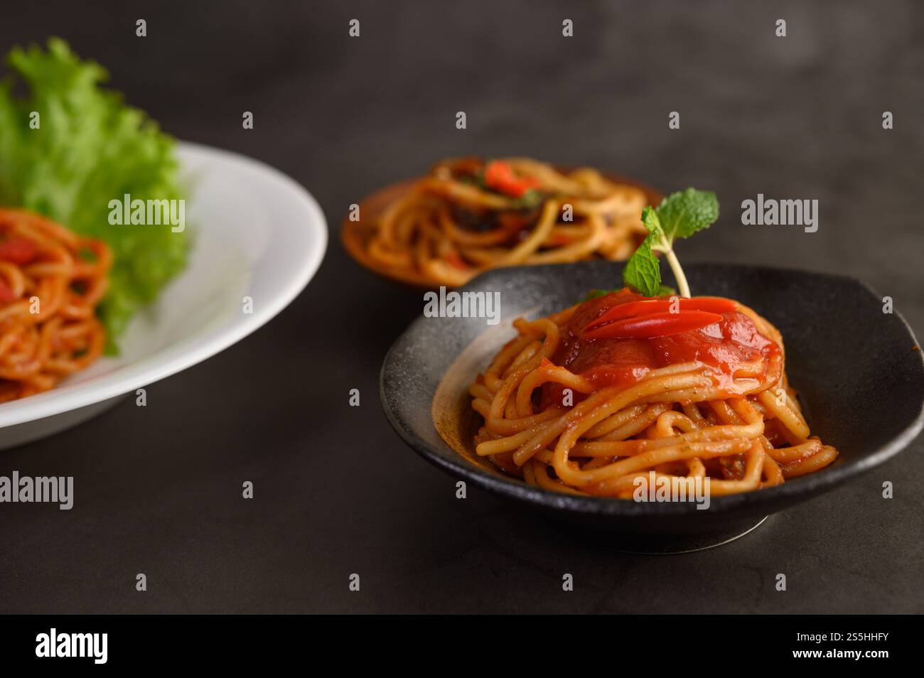 spaghetti italiani con salsa di pomodoro Foto Stock