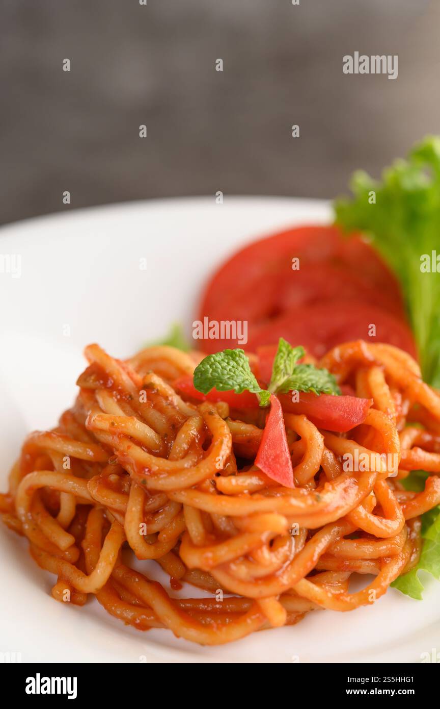 spaghetti italiani con salsa di pomodoro Foto Stock