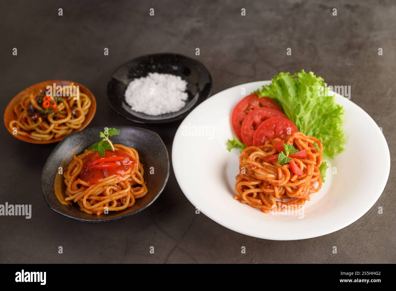spaghetti italiani con salsa di pomodoro Foto Stock