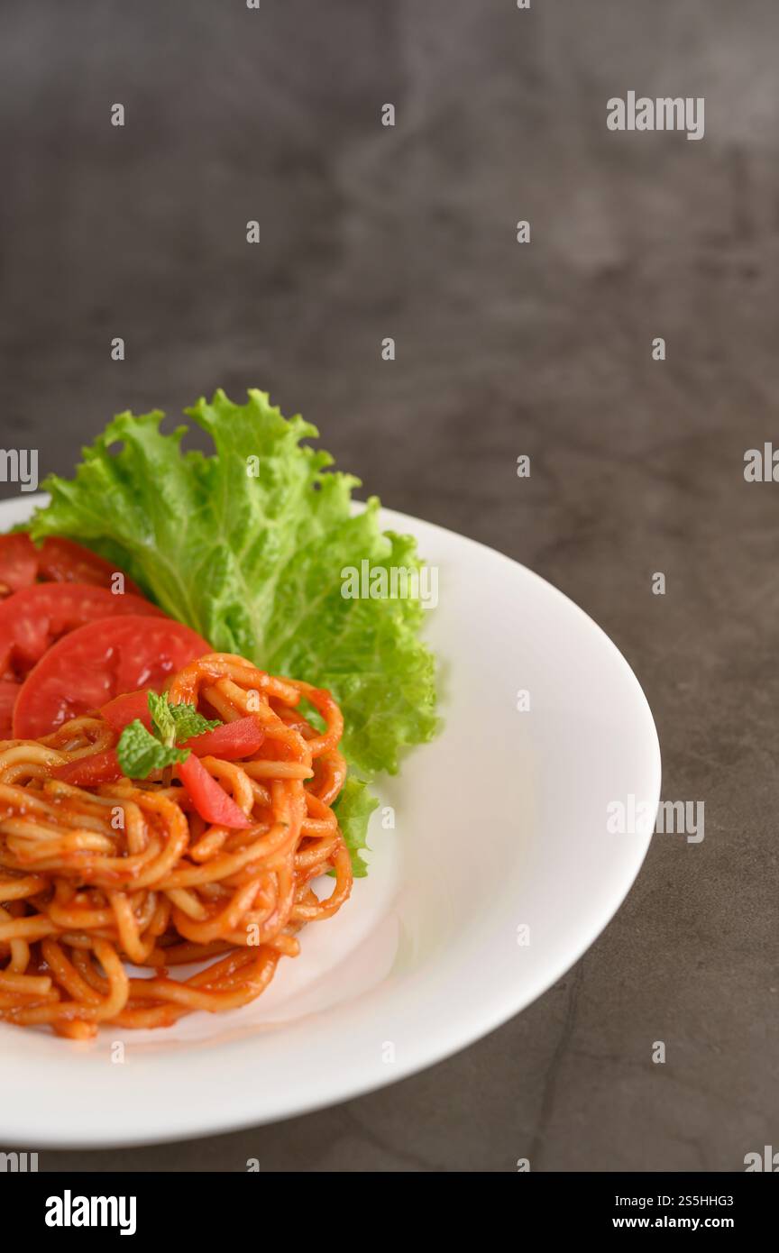 spaghetti italiani con salsa di pomodoro Foto Stock