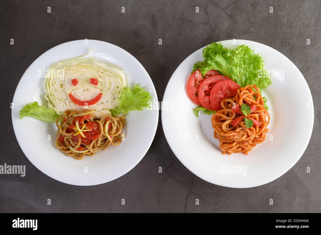 spaghetti italiani con salsa di pomodoro Foto Stock