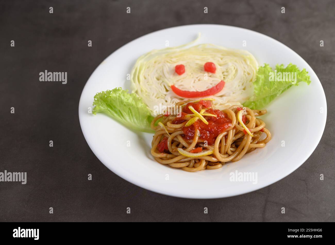 spaghetti italiani con salsa di pomodoro Foto Stock