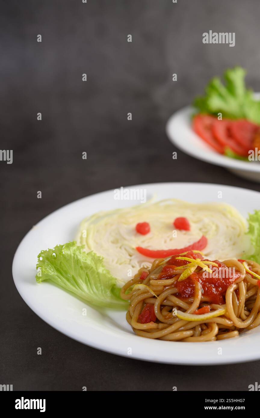 spaghetti italiani con salsa di pomodoro Foto Stock